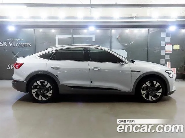 Audi e-tron — Фото автомобиля 3