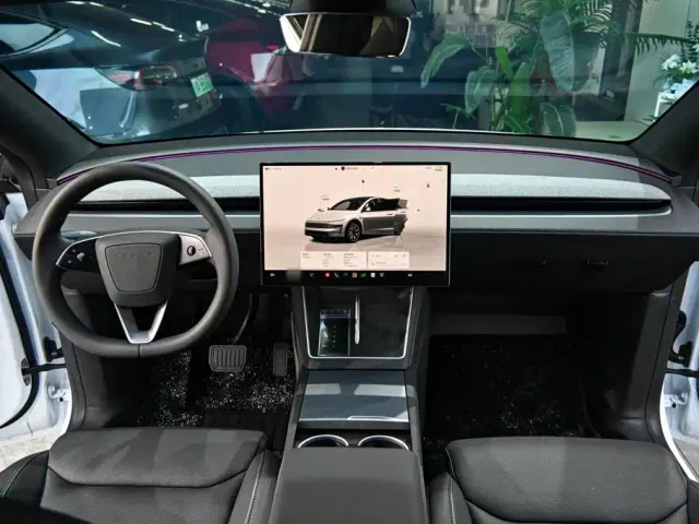 Tesla Model Y L — Фото автомобиля 9