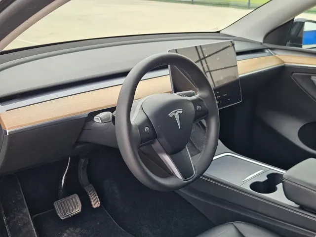 Tesla Model Y — Фото автомобиля 10
