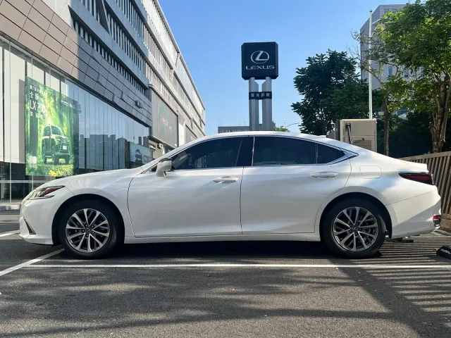 Lexus ES — Фото автомобиля 10