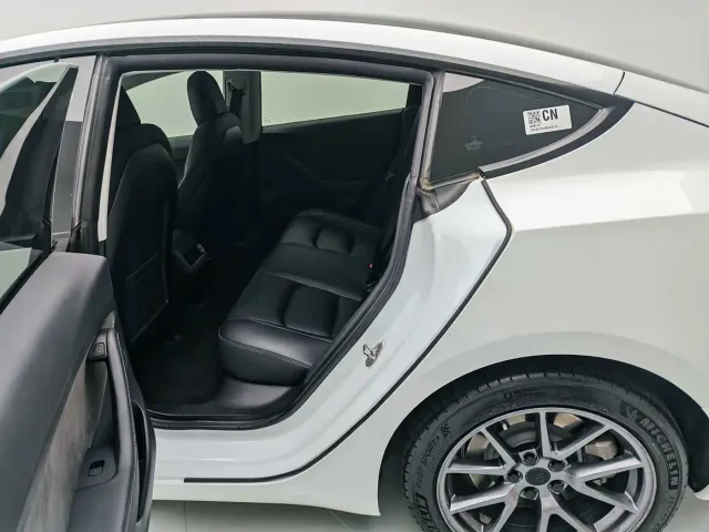 Tesla Model 3 — Фото автомобиля 10