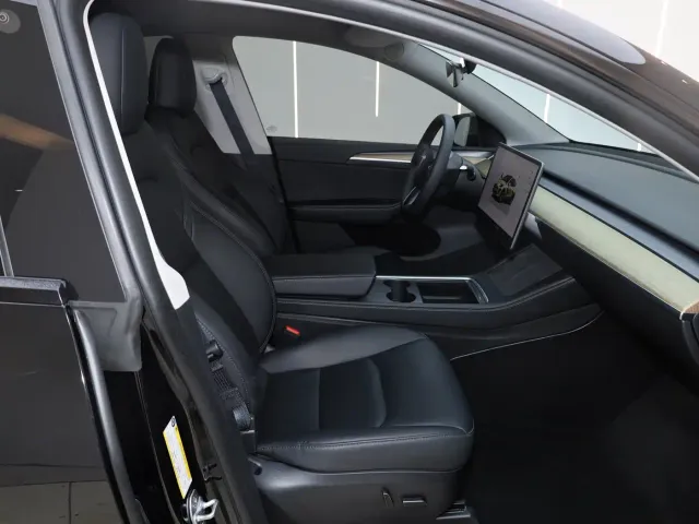 Tesla Model Y — Фото автомобиля 27