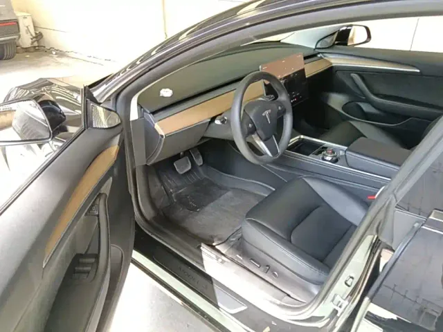 Tesla Model 3 — Фото автомобиля 15