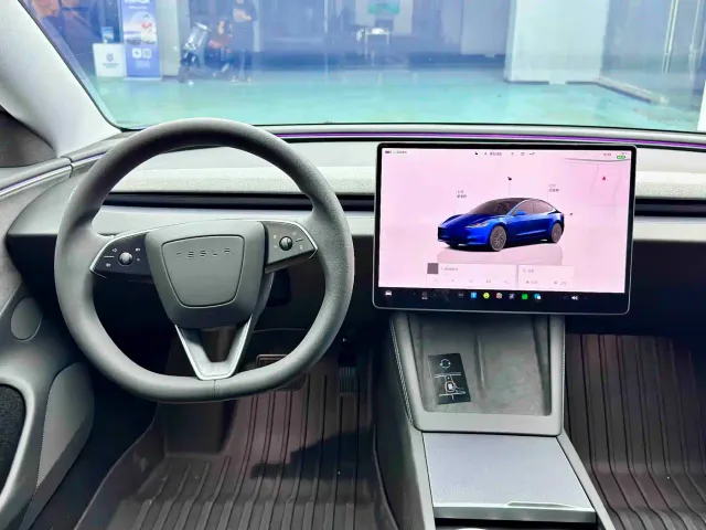 Tesla Model 3 — Фото автомобиля 10