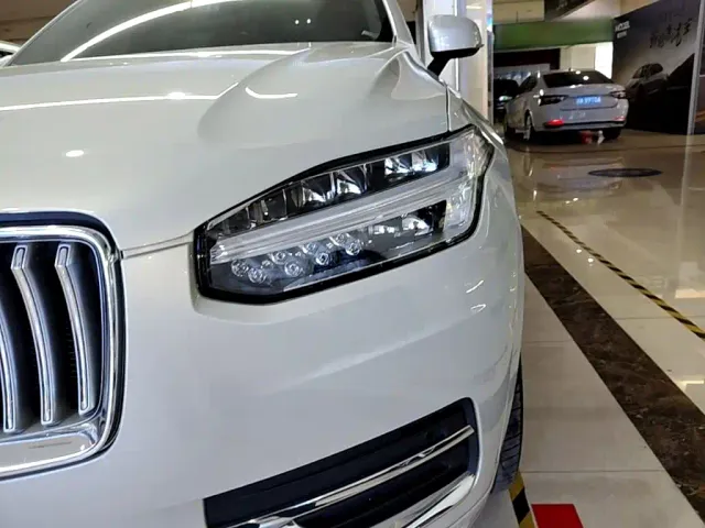 Volvo XC90 — Фото автомобиля 23