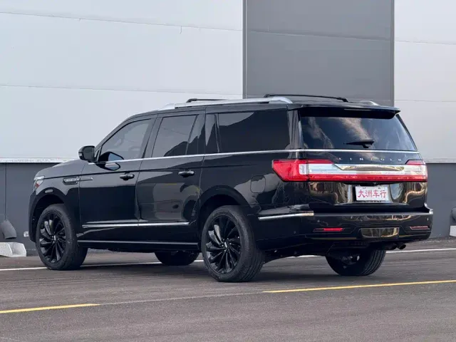 Lincoln Navigator — Фото автомобиля 8