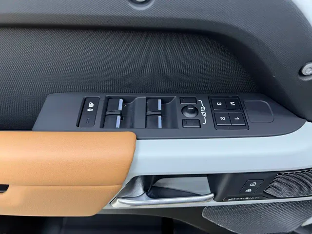 Land Rover Defender — Фото автомобиля 21