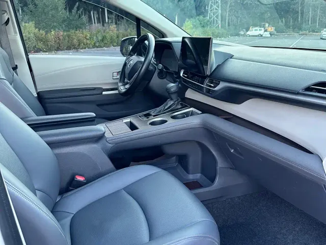 Toyota Sienna — Фото автомобиля 6