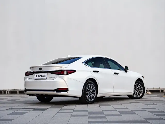 Lexus ES — Фото автомобиля 7