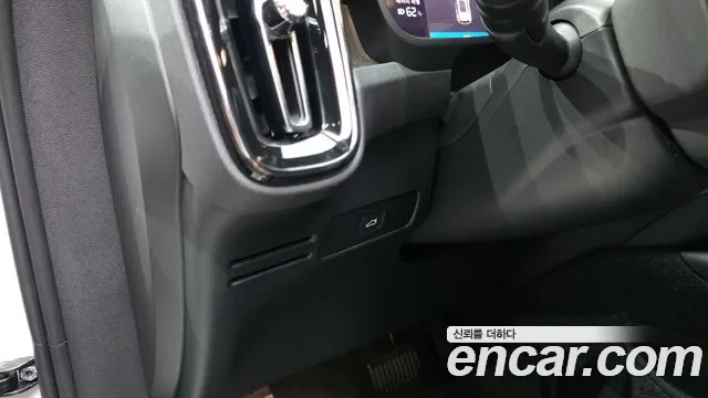 Вольво XC40 — Фото автомобиля 25