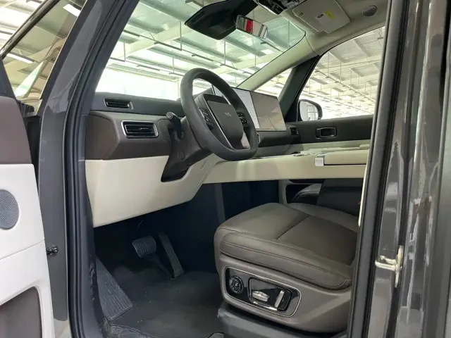 Li Auto Li Auto MEGA 2024 Ultra — Фото автомобиля 11