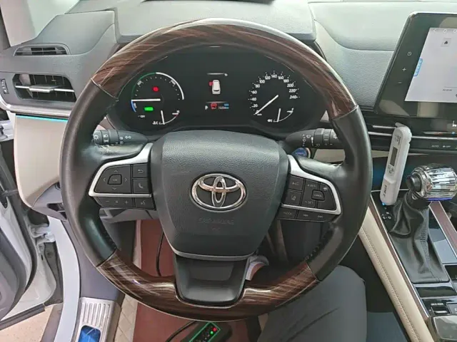 Toyota Sienna — Фото автомобиля 10