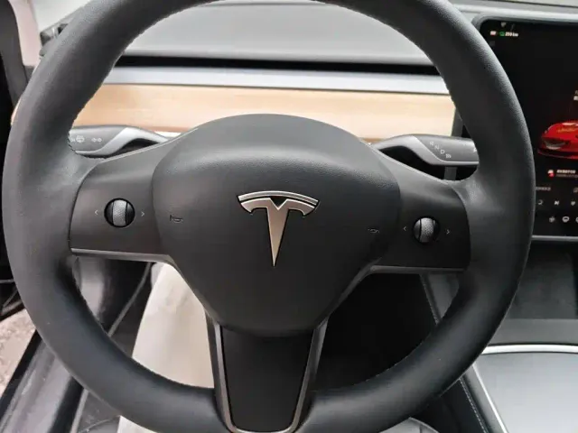 Tesla Model 3 — Фото автомобиля 3