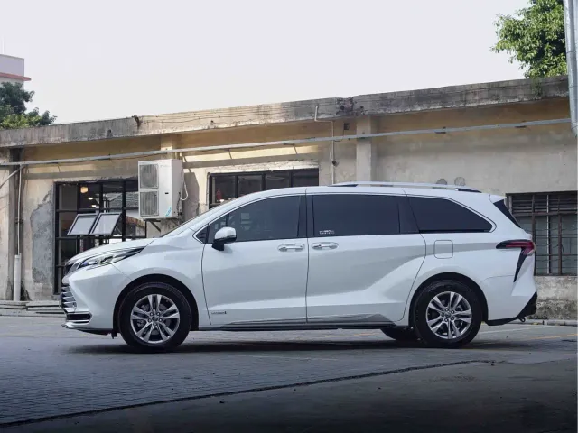 Toyota Toyota Sienna 2021 2.5L Hybrid Platinum Edition — Фото автомобиля 2