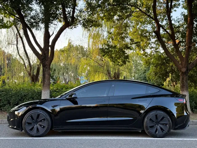 Tesla Model 3 — Фото автомобиля 2