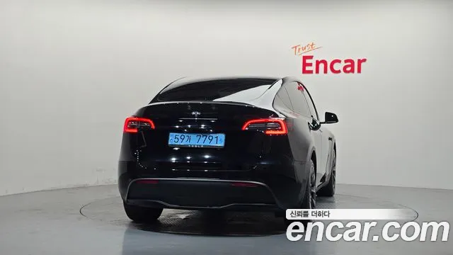 Tesla Model Y — Фото автомобиля 4
