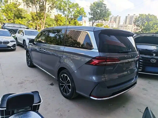 Roewe iMAX8 — Фото автомобиля 4