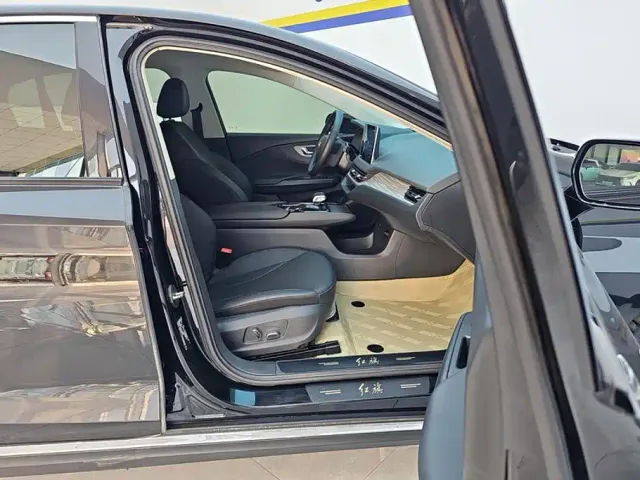 Hongqi E-QM5 — Фото автомобиля 8