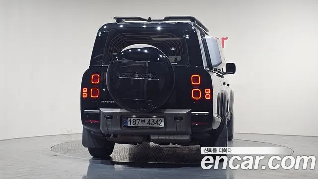 Land Rover Defender — Фото автомобиля 4