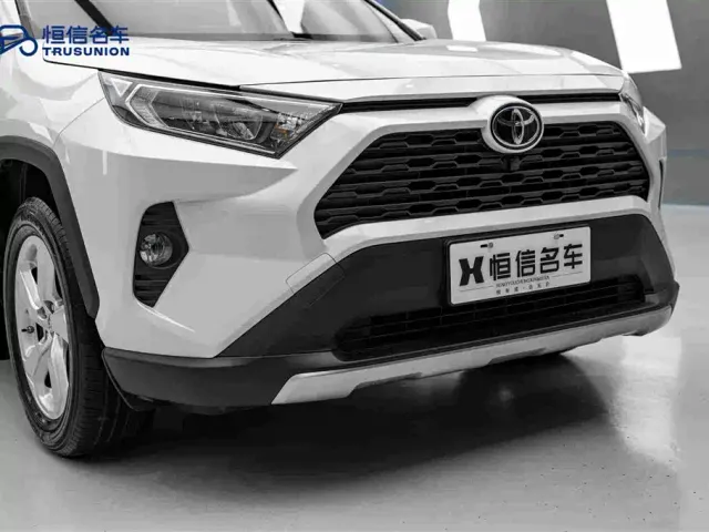 Toyota RAV4 — Фото автомобиля 9