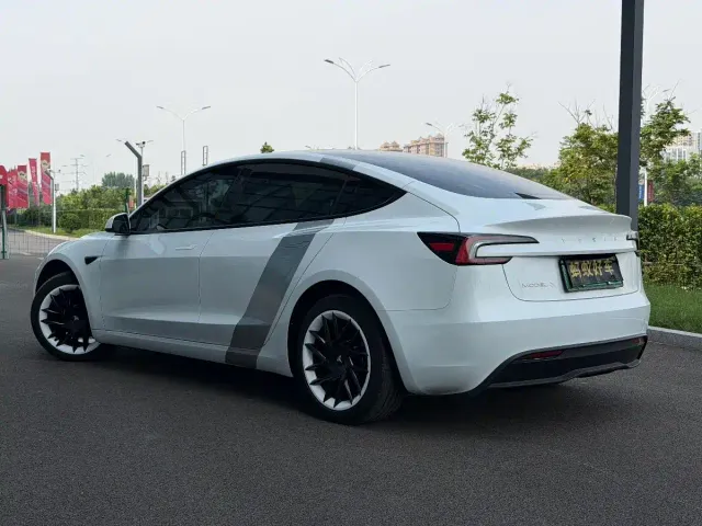 Tesla Model 3 — Фото автомобиля 4