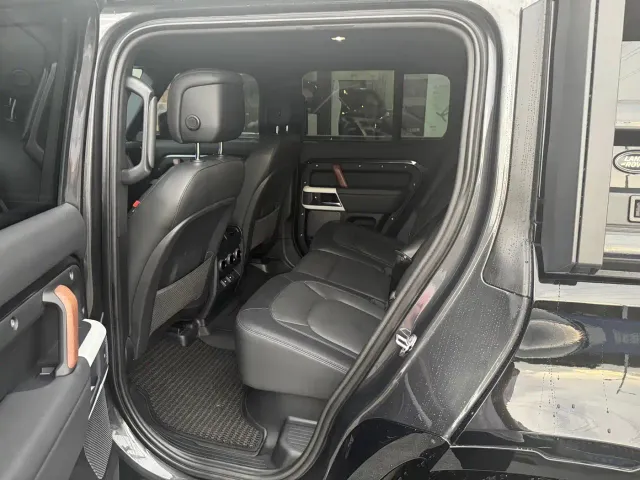 Land Rover Defender — Фото автомобиля 15