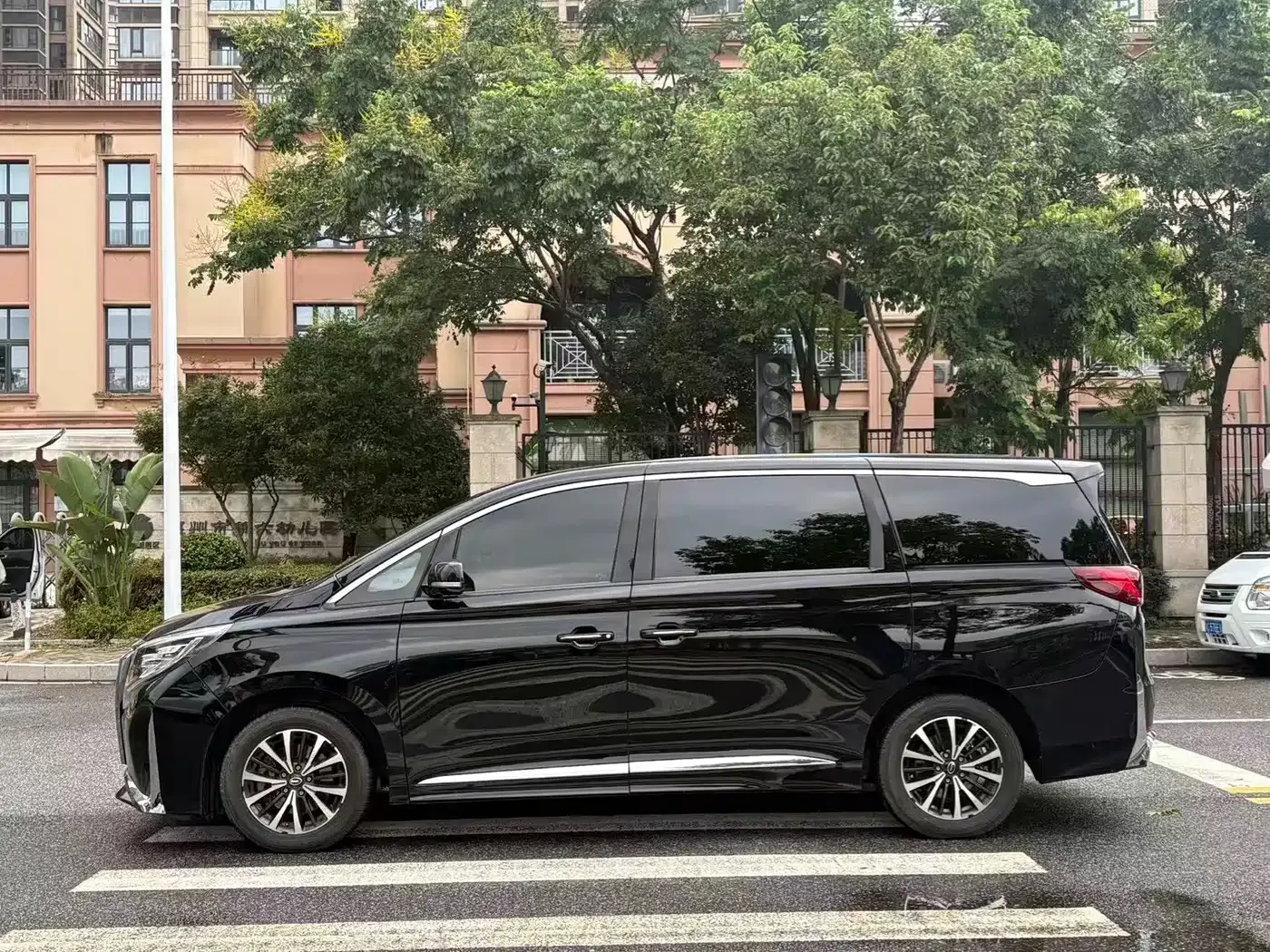 GAC Trumpchi Trumpchi M8 2023 Leading Series 390T Prestige Edition — Фото автомобиля 17
