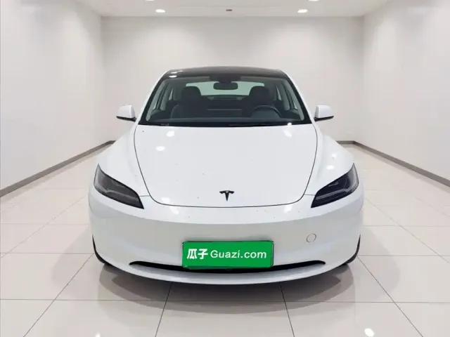 Tesla Model 3 — Фото автомобиля 2