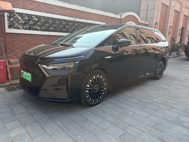 Xpeng X9 — Фото автомобиля 3