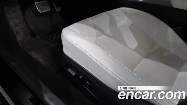 Tesla Model 3 — Фото автомобиля 29