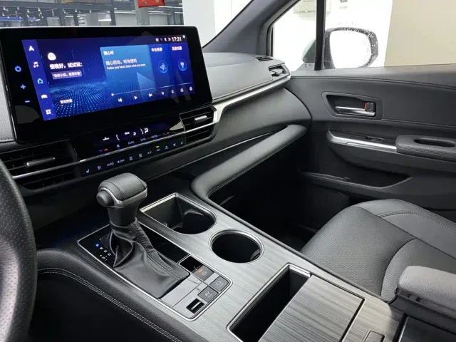 Toyota Sienna — Фото автомобиля 12