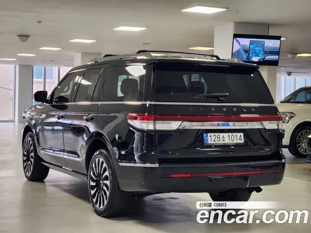 Lincoln Navigator — Фото автомобиля 2