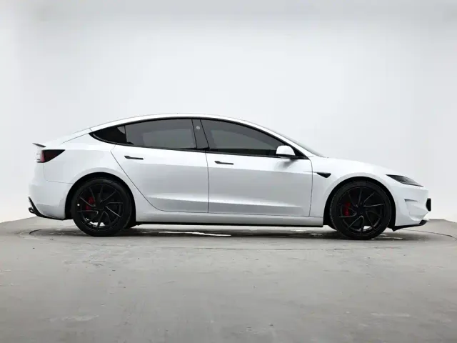 Tesla Model 3 — Фото автомобиля 6