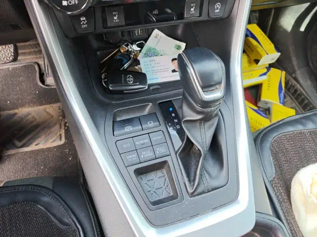 Toyota RAV4 — Фото автомобиля 10