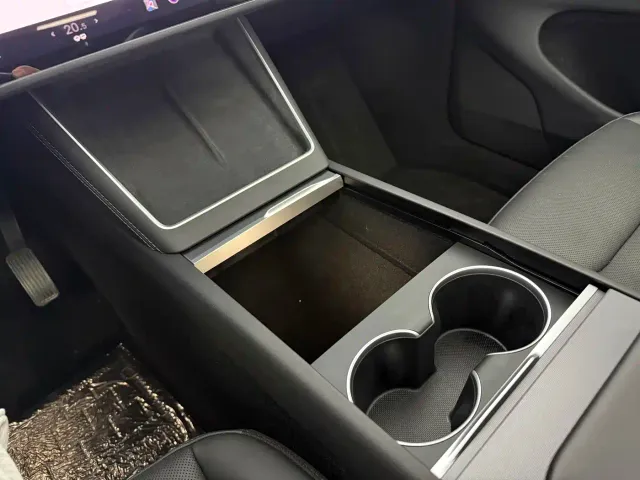 Tesla Model Y — Фото автомобиля 9