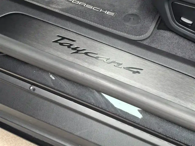 Porsche Taycan — Фото автомобиля 30
