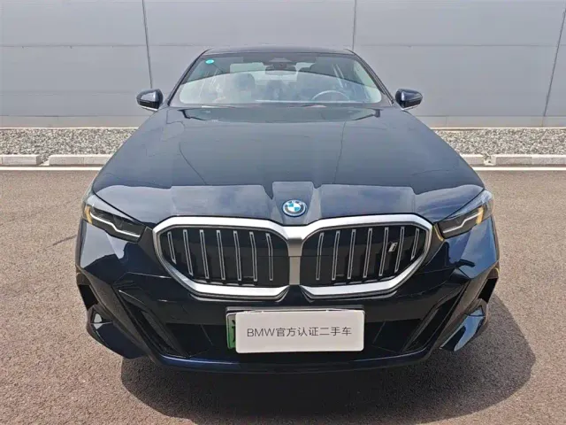 BMW i5 — Фото автомобиля 2
