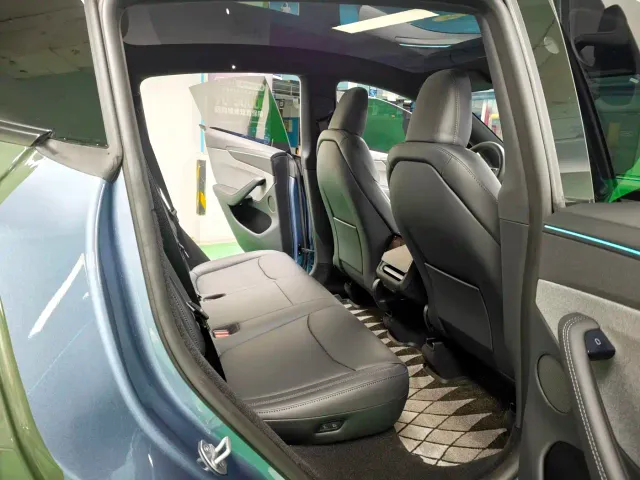 Tesla Model Y 2026 Rear-Wheel Drive — Фото автомобиля 9