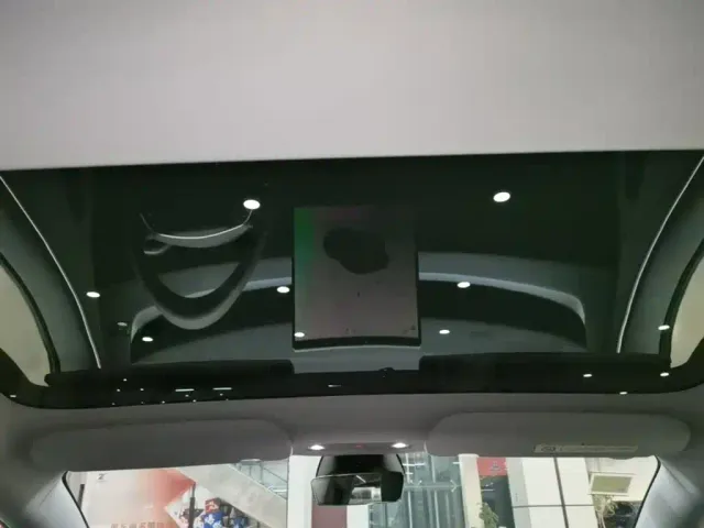 Tesla Model 3 — Фото автомобиля 17