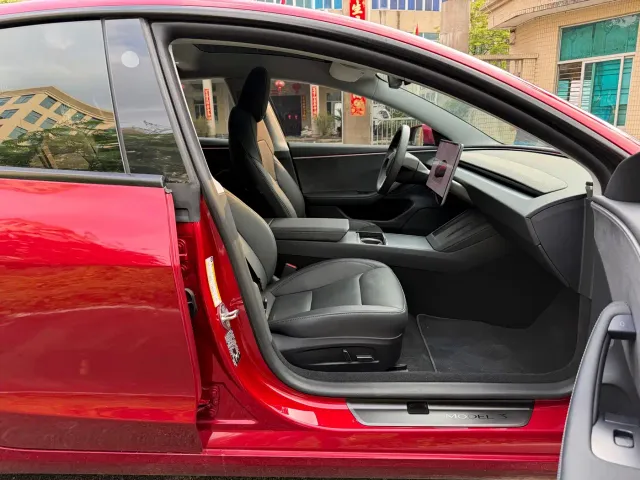 Tesla Model 3 — Фото автомобиля 18