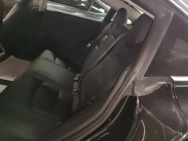 Tesla Model 3 — Фото автомобиля 16
