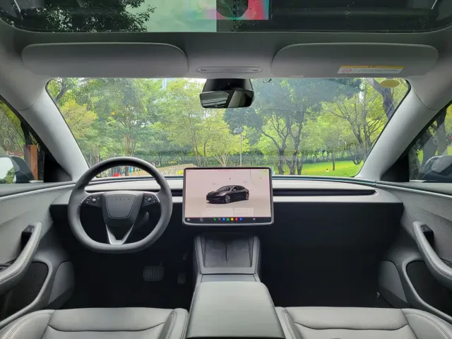 Tesla Model 3 — Фото автомобиля 16