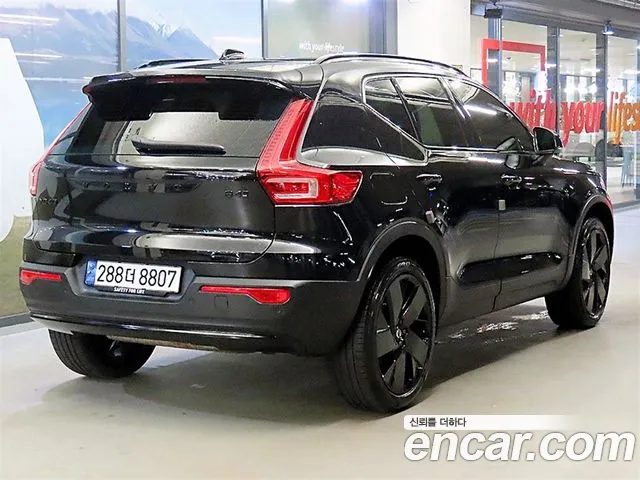 Вольво XC40 — Фото автомобиля 4