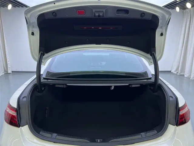 Mercedes-Benz E-Class — Фото автомобиля 22