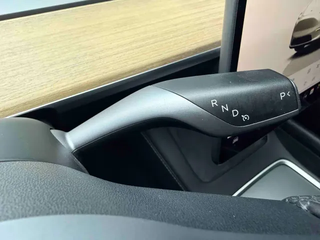 Tesla Model Y — Фото автомобиля 17