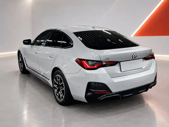 BMW i4 — Фото автомобиля 4