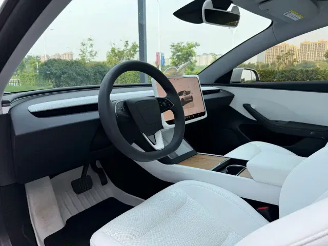 Tesla Model 3 — Фото автомобиля 7