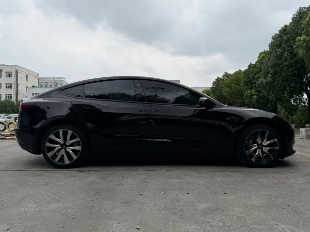 Tesla Model 3 — Фото автомобиля 4