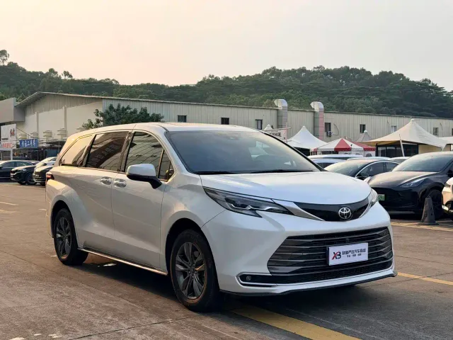 Toyota Sienna — Фото автомобиля 3