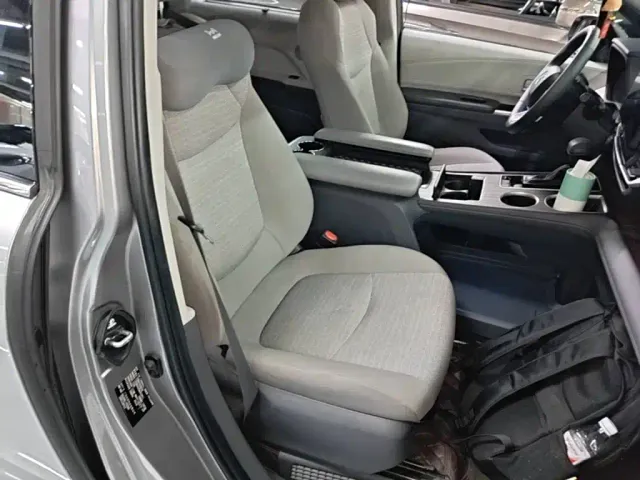 Toyota Sienna — Фото автомобиля 24